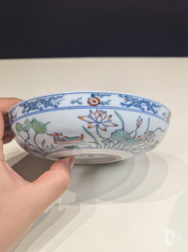 清雍正 斗彩鸳鸯荷塘图卧足盘一对 - 图15